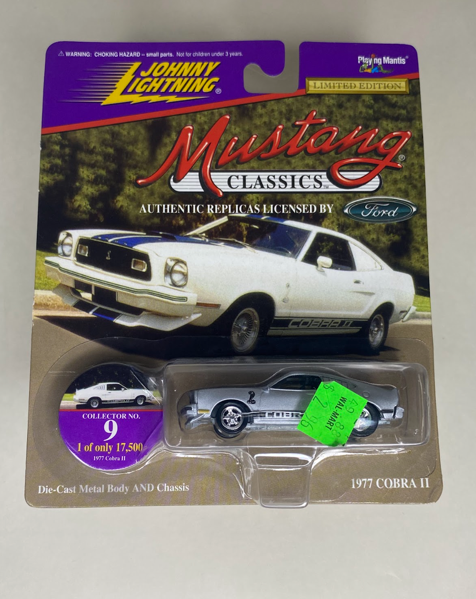 Johnny Lightning – 1977 Ford Mustang Cobra II (Mustang Classics Series)